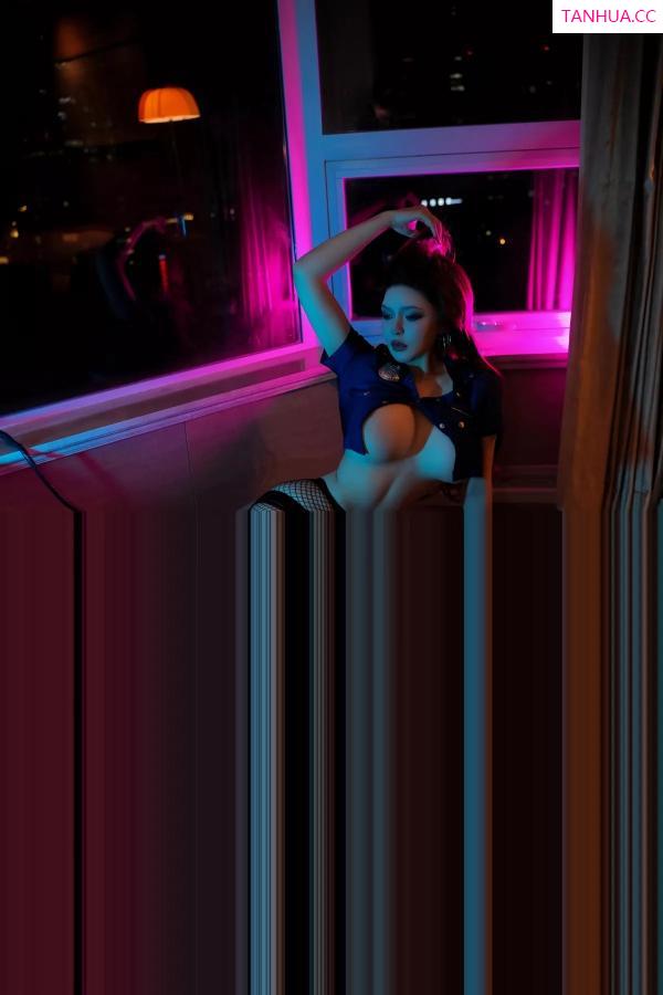 伊丽莎有点白  [XiuRen]高清写真图 2023.12.06 No.7767 伊丽莎有点白 美臀制服第48张图片